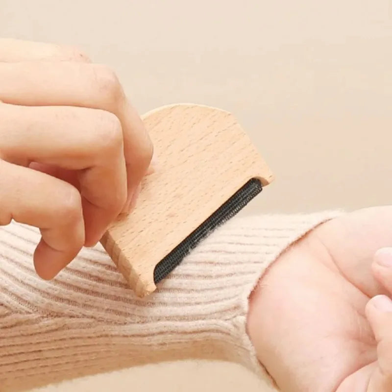 Peigne anti-bouloches en bois pour pulls