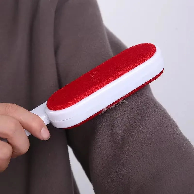 Brosse anti-poils réutilisable et autonettoyante